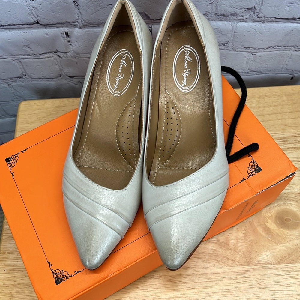 ⭐️Mona Flying handmade shoes leather pump off white sheepskin new in box 8.5